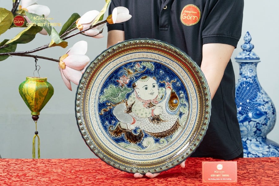 Đĩa Trưng Bày Đắp Nổi Chú Bé Ôm Cá