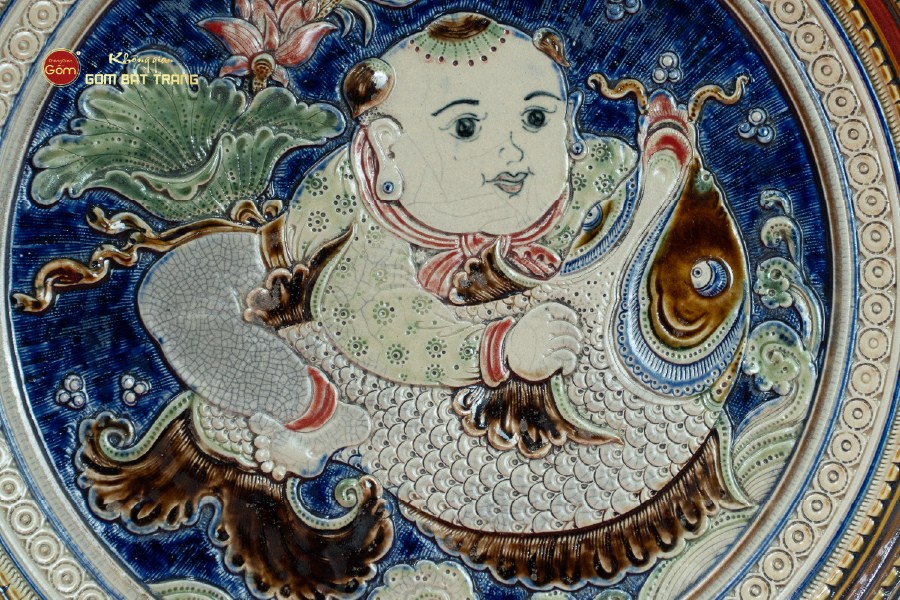 Đĩa Trưng Bày Đắp Nổi Chú Bé Ôm Cá