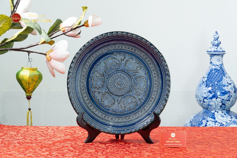 Đĩa Trưng Bày Đắp Nổi Hoa Sen Hội Tụ