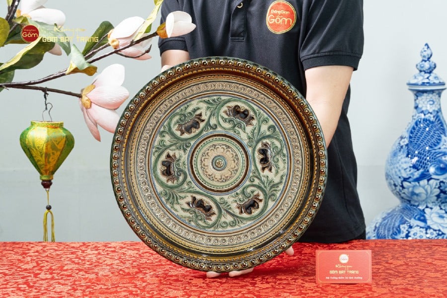 Đĩa Trưng Bày Đắp Nổi Hoa Sen Hội Tụ