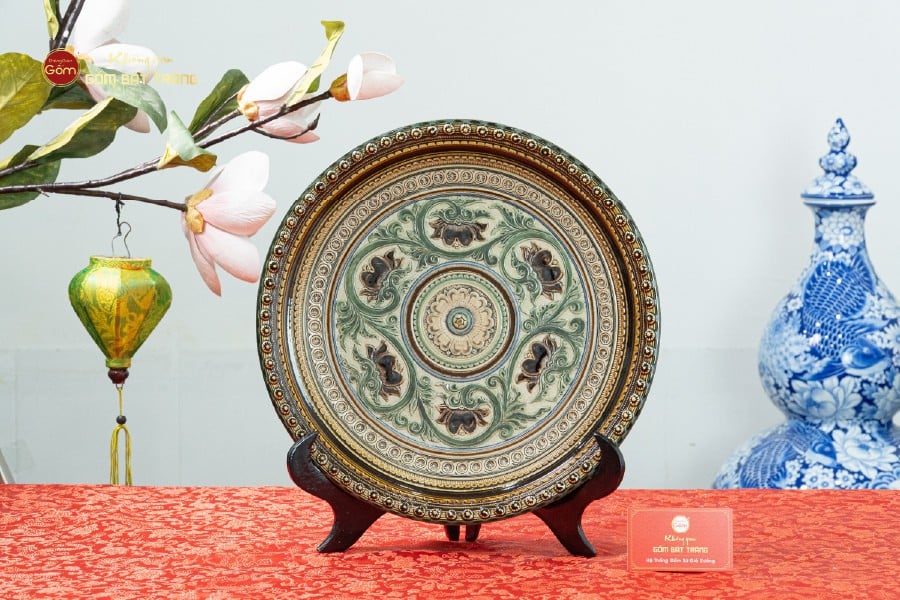 Đĩa Trưng Bày Đắp Nổi Hoa Sen Hội Tụ