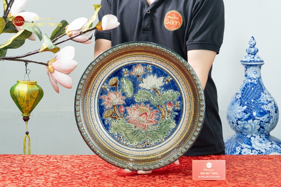 Đĩa Trưng Bày Đắp Nổi Vẽ Màu Hoa Sen Xanh