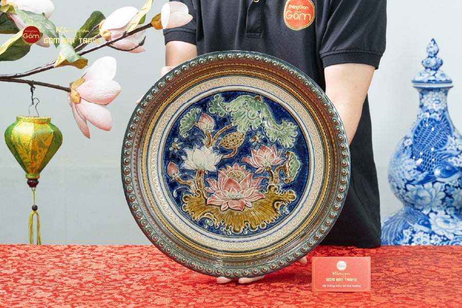 Đĩa Trưng Bày Đắp Nổi Vẽ Màu Hoa Sen