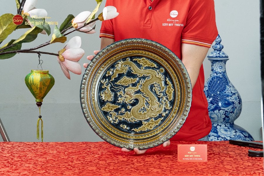 Đĩa Trưng Bày Đắp Nổi Vẽ Màu Nền Xanh Đen Long Cuốn Thủy