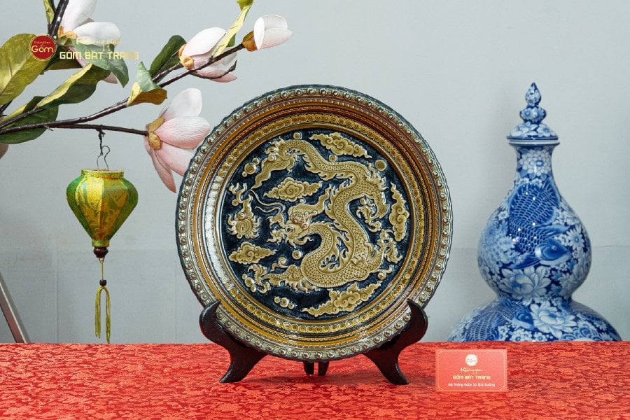 Đĩa Trưng Bày Đắp Nổi Vẽ Màu Nền Xanh Đen Long Cuốn Thủy
