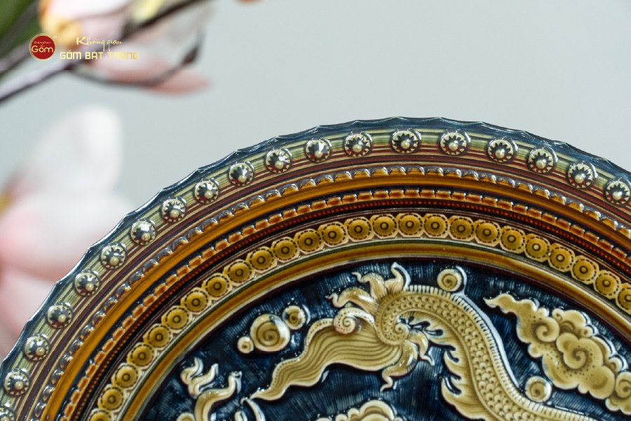 Đĩa Trưng Bày Đắp Nổi Vẽ Màu Nền Xanh Đen Long Cuốn Thủy