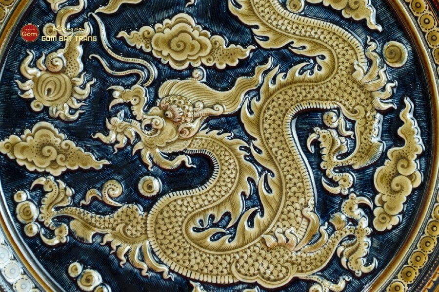 Đĩa Trưng Bày Đắp Nổi Vẽ Màu Nền Xanh Đen Long Cuốn Thủy