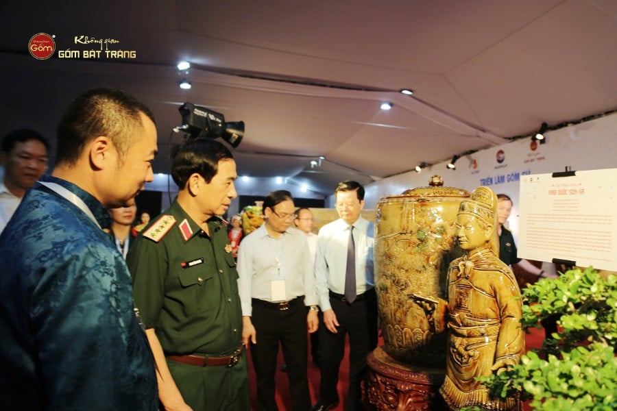 Đại Tướng Phan Văn Giang và Thượng Tướng Nguyễn Trọng Nghĩa Tham Gia Dự Triển lãm Gốm sứ 