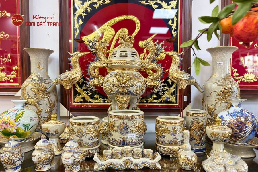 Họa tiết trên bộ thờ gốm sứ men rạn vẽ vàng