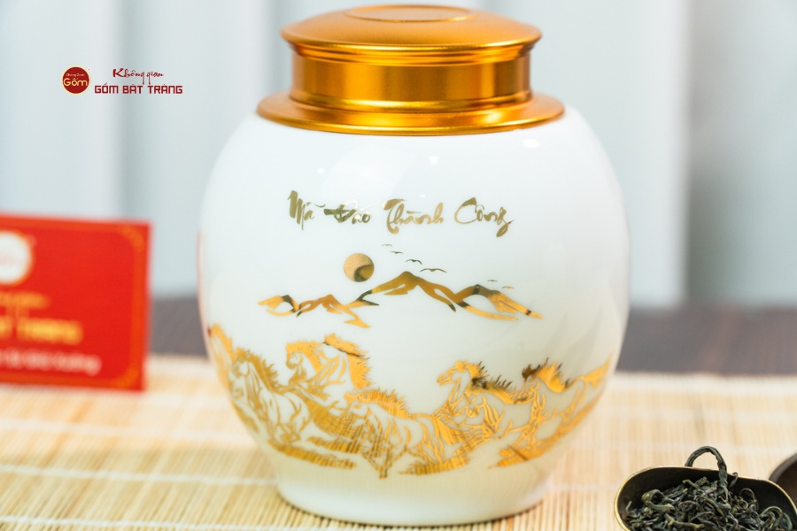 Hũ Đựng Trà Men Trắng Họa Tiết Mã Đáo Vẽ Vàng