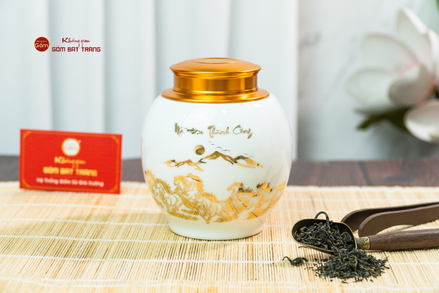 Hũ Đựng Trà Men Trắng Họa Tiết Mã Đáo Vẽ Vàng