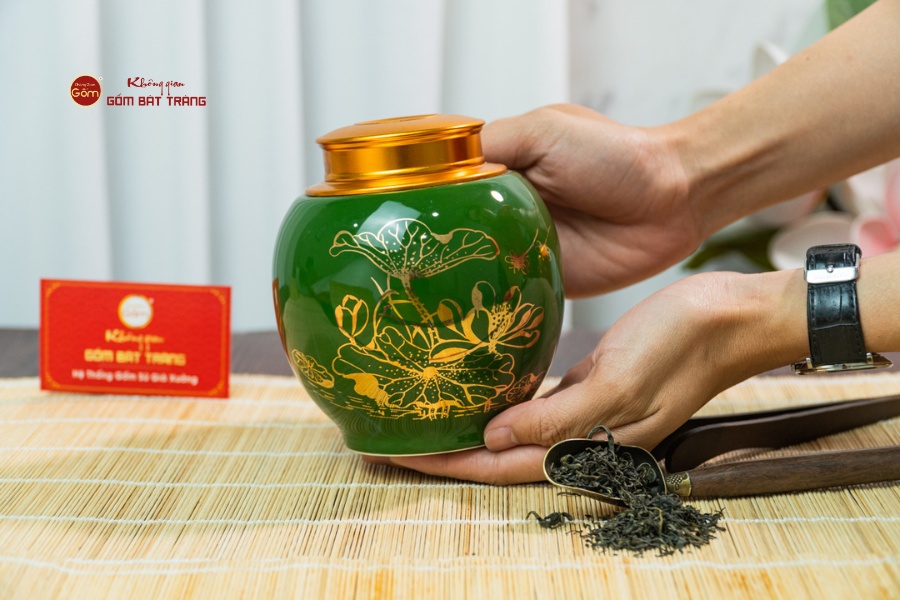 Hũ Đựng Trà Men Xanh Ngọc Họa Tiết Hoa Sen Vẽ Vàng