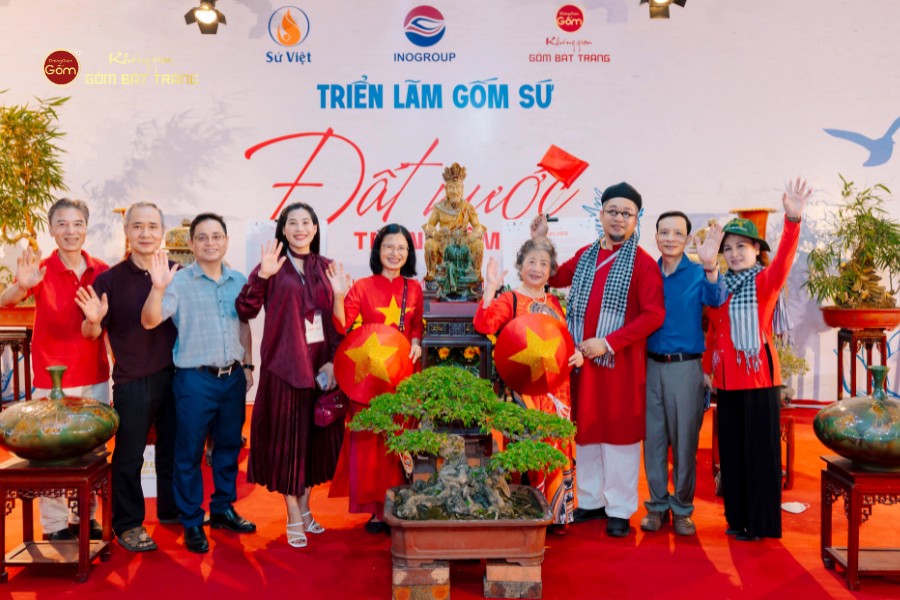Đại Tướng Phan Văn Giang và Thượng Tướng Nguyễn Trọng Nghĩa Tham Gia Dự Triển lãm Gốm sứ 
