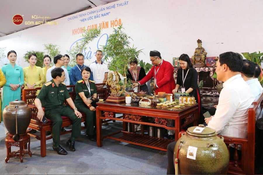 Đại Tướng Phan Văn Giang và Thượng Tướng Nguyễn Trọng Nghĩa Tham Gia Dự Triển lãm Gốm sứ 
