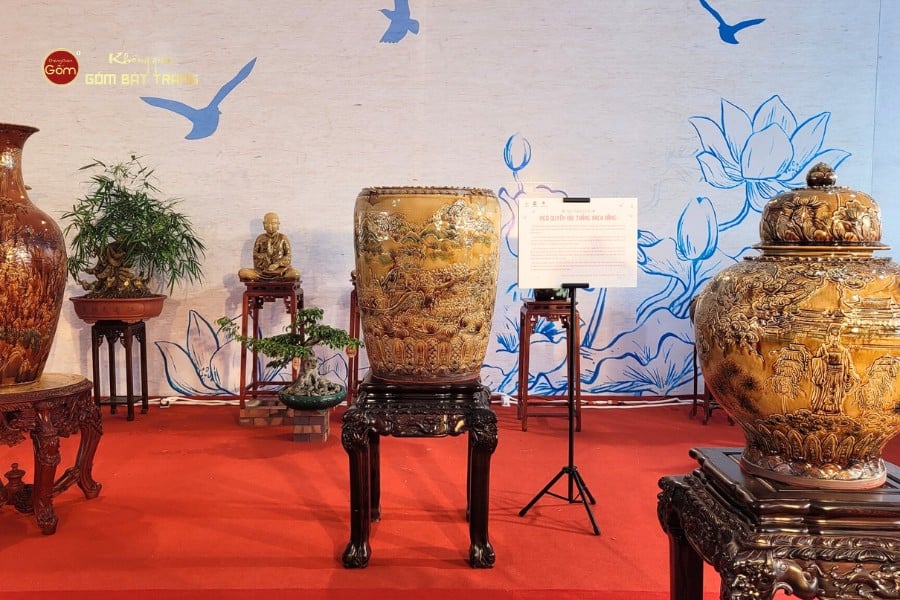 Đại Tướng Phan Văn Giang và Thượng Tướng Nguyễn Trọng Nghĩa Tham Gia Dự Triển lãm Gốm sứ 
