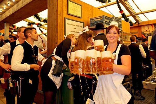 Lễ hội bia lớn nhất thế giới ở Đức đón hàng vạn khách