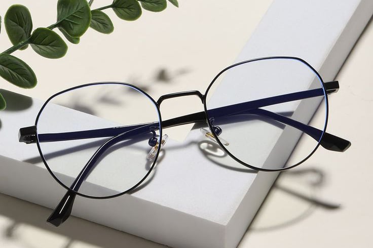 Tại Sao Gọng Kính Kim Loại Là Sự Lựa Chọn Hoàn Hảo Cho Phong Cách