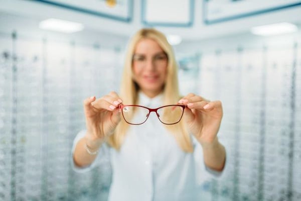 Chiết suất tròng kính là gì? Tìm hiểu về chỉ số chiết suất trên kính mắt