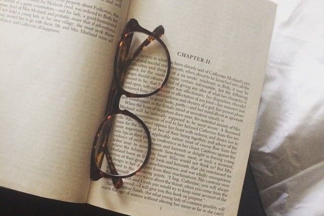 Cách Chọn Kính Lão Đọc Sách Phù Hợp Cho Người Cao Tuổi