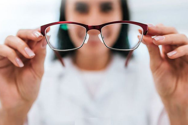 Tại Sao Kính Cận Bị Mờ? 5 Mẹo Giữ Kính Sạch Sáng Như Mới