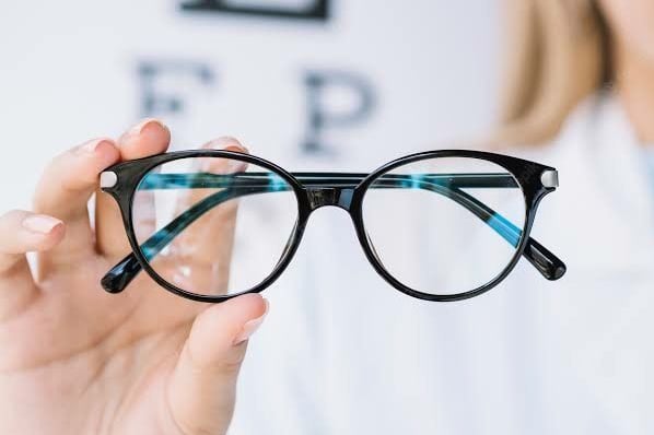Đeo Kính Cận Có Làm Xấu Đi Không? Sự Thật Khiến Bạn Ngỡ Ngàng!