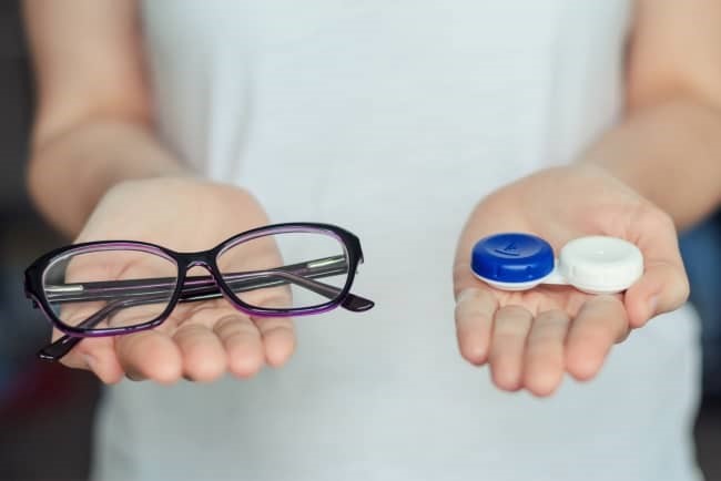 Có Nên Đeo Kính Áp Tròng Thay Kính Cận? So Sánh Ưu Nhược Điểm