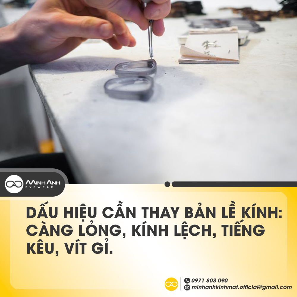 Dấu hiệu cần thay bản lề kính: càng lỏng, kính lệch, tiếng kêu, vít gỉ.