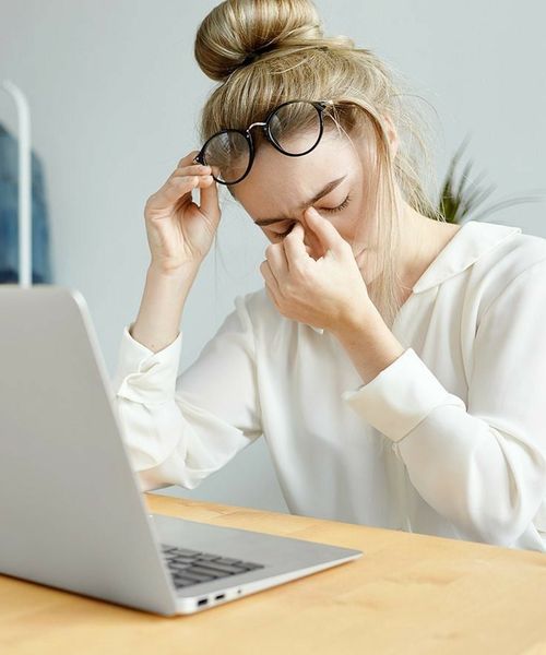 có nên đeo kính cận khi sử dụng điện thoại