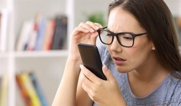 đeo kính sai vị trí