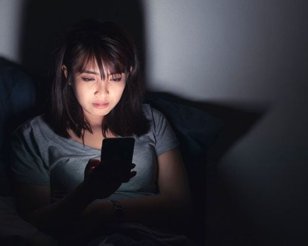 có nên đeo kính cận khi sử dụng điện thoại