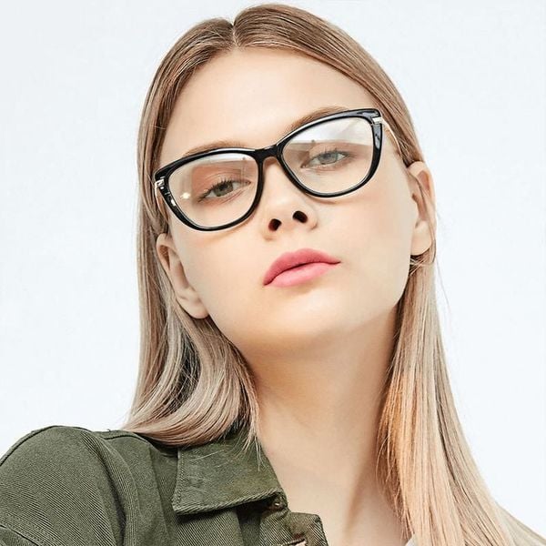 Kính mắt mèo hợp với mặt vuông