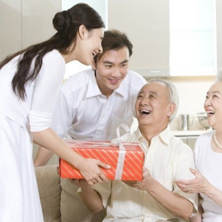 TOP 10 quà tặng sức khỏe cho bố mẹ độc đáo và ý nghĩa