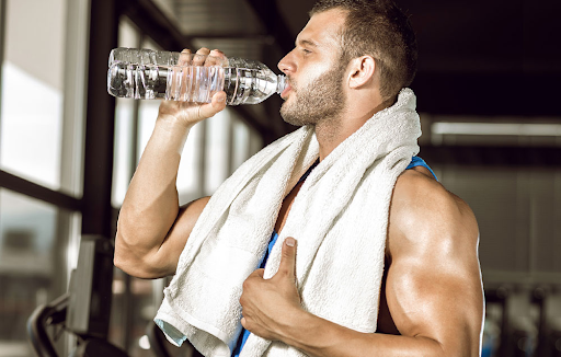 Uống đủ nước cho cơ thể để giảm đau cơ khi tập gym