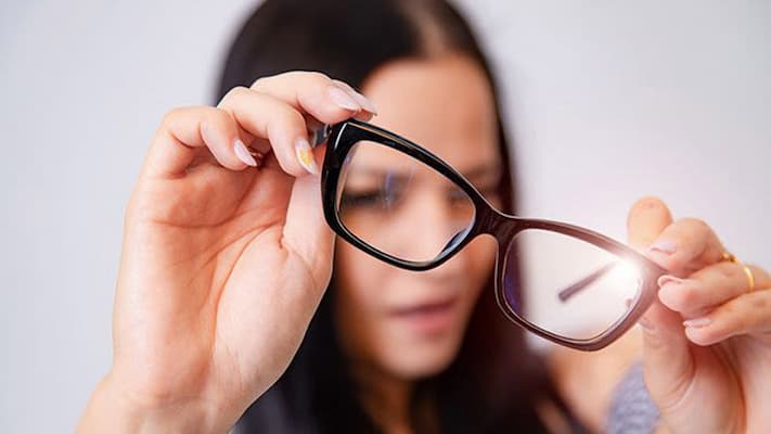 Có nên tiếp tục đeo kính cũ khi mắt đã tăng độ?