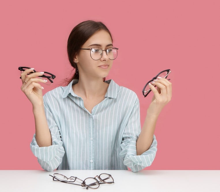 Nên chọn gọng kính nhựa hay kim loại? Ưu và nhược điểm của mỗi loại