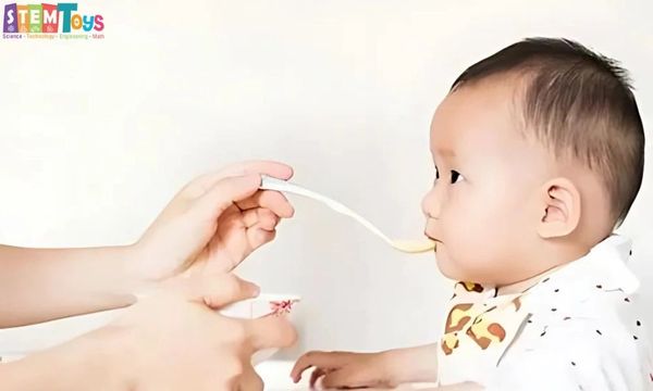 Lịch ăn dặm cho bé 5 tháng tuổi kết hợp sữa mẹ