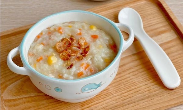 Cháo thịt gà nấu với táo tây