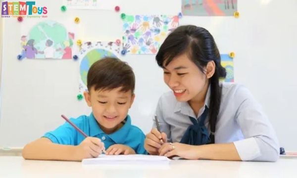 Ngồi cùng với trẻ