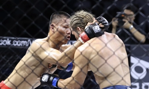 Đô vật Belarus xin thua 'độc cô cầu bại' wushu Việt Nam