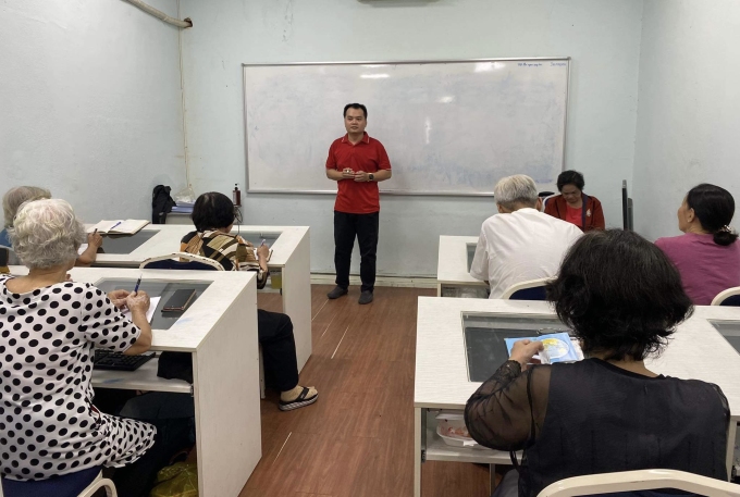 Lớp học sử dụng mạng xã hội cho người già