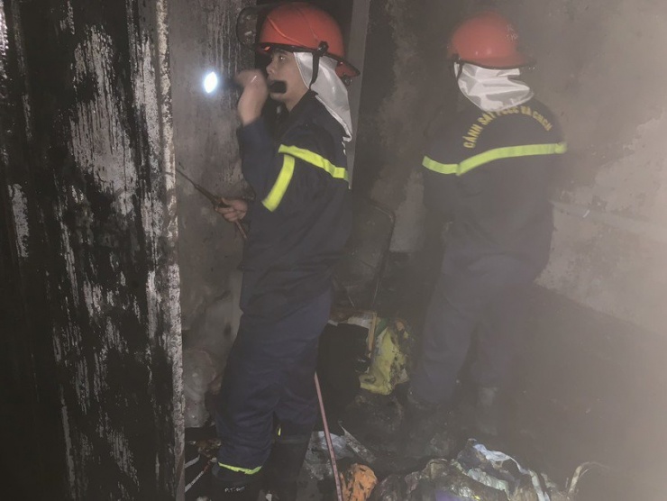 Vừa dùng vừa sạc điện thoại bằng sạc dự phòng, một tha