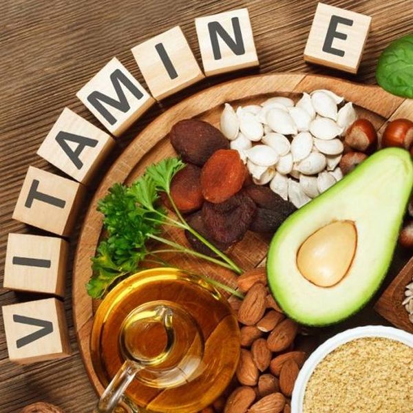 Trị thâm mắt bằng dầu hạnh nhân và vitamin e