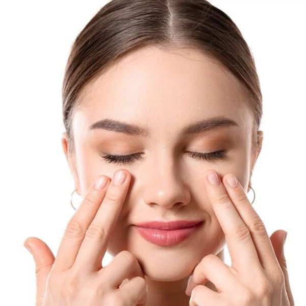 Thực hiện động tác massage mắt
