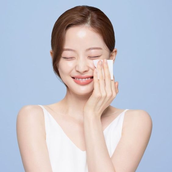 Cần nước tẩy trang mắt môi để làm sạch hiệu quả