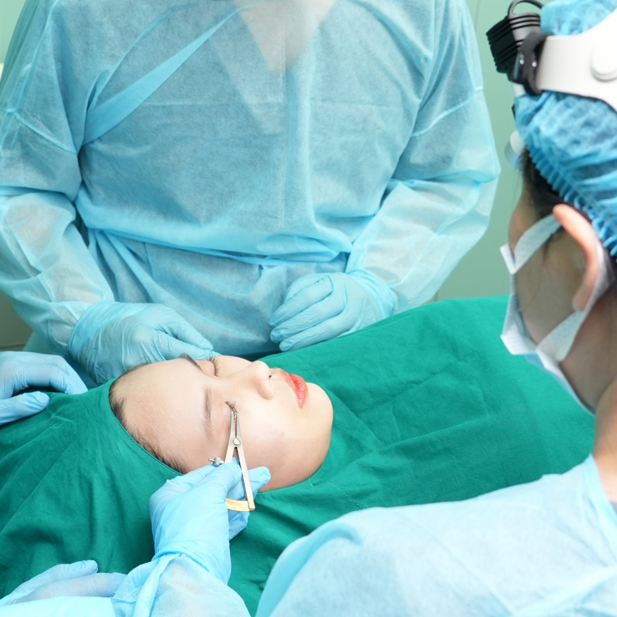 Quy trình tạo mắt hai mí với kỹ thuật CT siêu tự nhiên tại Miracle