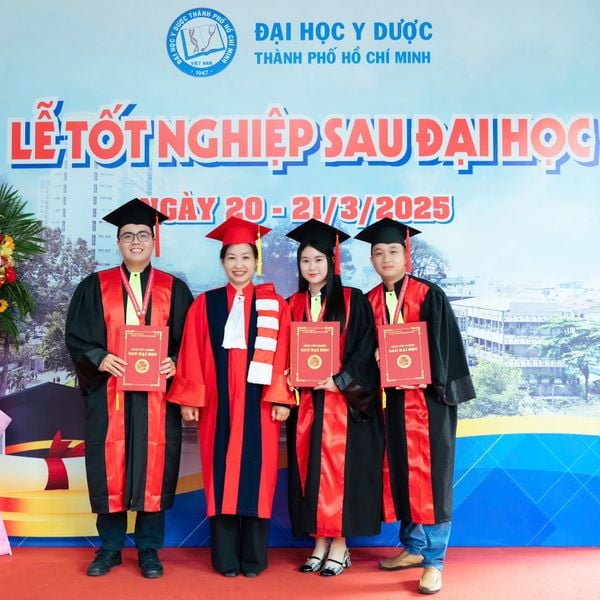 TS. BS. Nguyen Thi Kieu Tho tai le tot nghiep