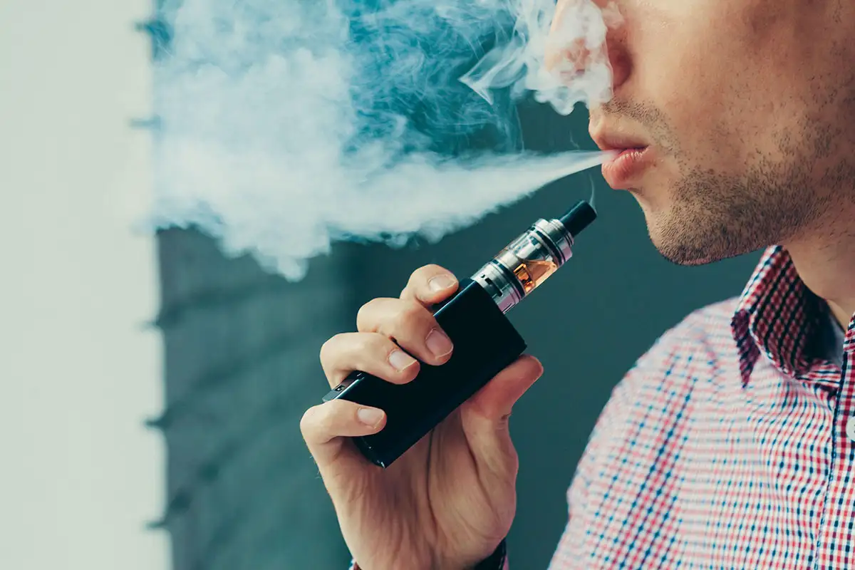 KHÓI VAPE CÓ GIỐNG KHÓI THUỐC LÁ TRUYỀN THỐNG KHÔNG ? – TÌM HIỂU SÂU VỀ SỰ KHÁC BIỆT.