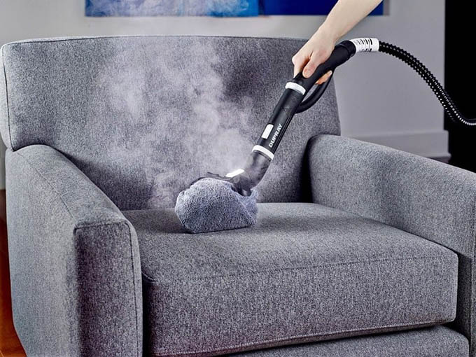 Sử dụng khăn ẩm để vệ sinh ghế sofa khi gặp các vết bẩn thông thường