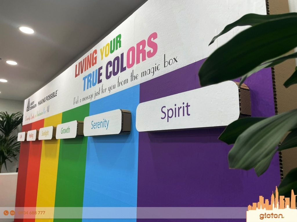 trang-tri-su-kien-pride-month-tuong-tac-bang-carton-tai-che