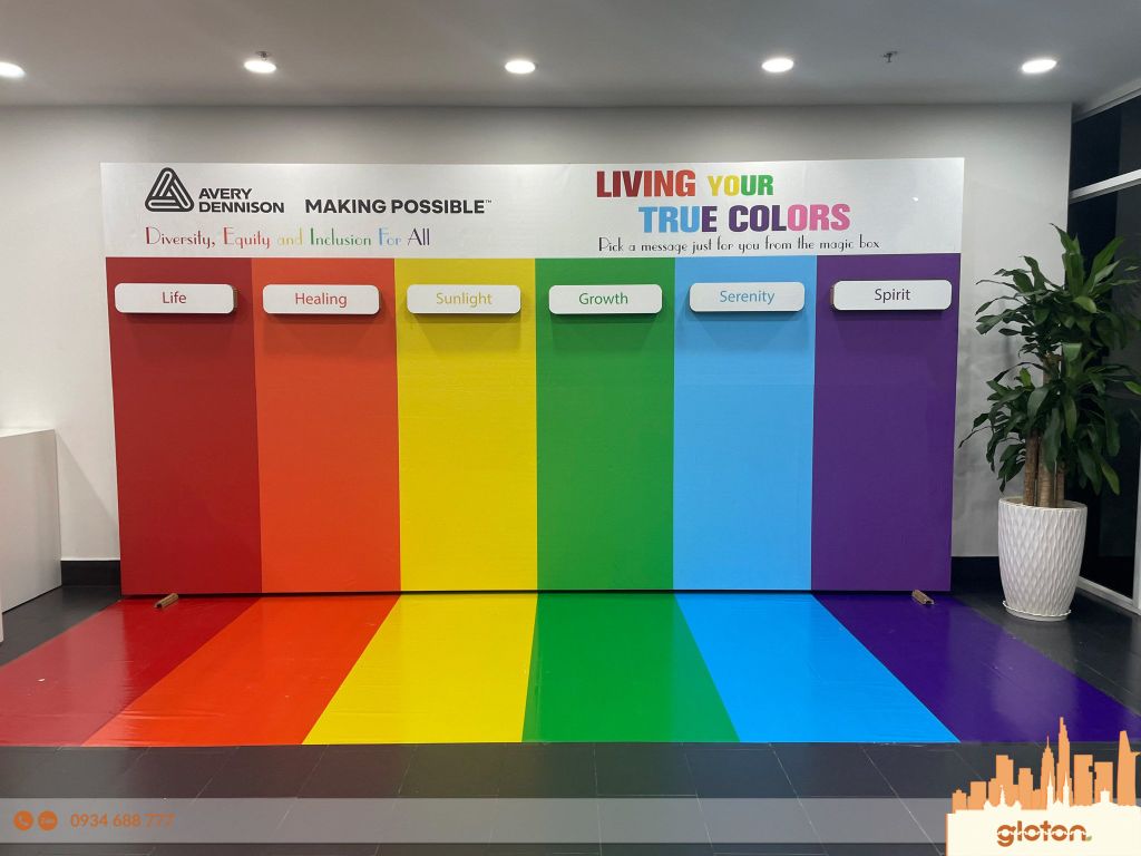 trang-tri-su-kien-pride-month-tuong-tac-bang-carton-tai-che